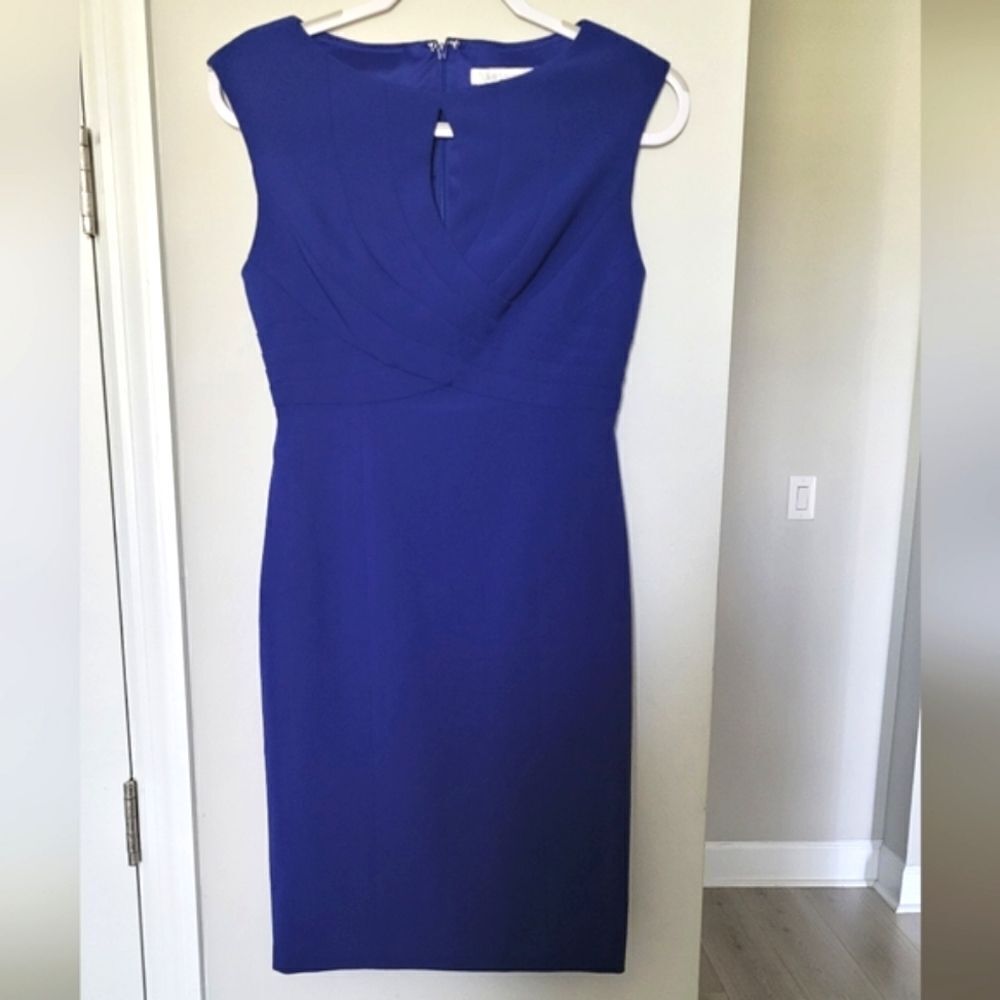 Kay Unger Blue keyhole front dress size 2
